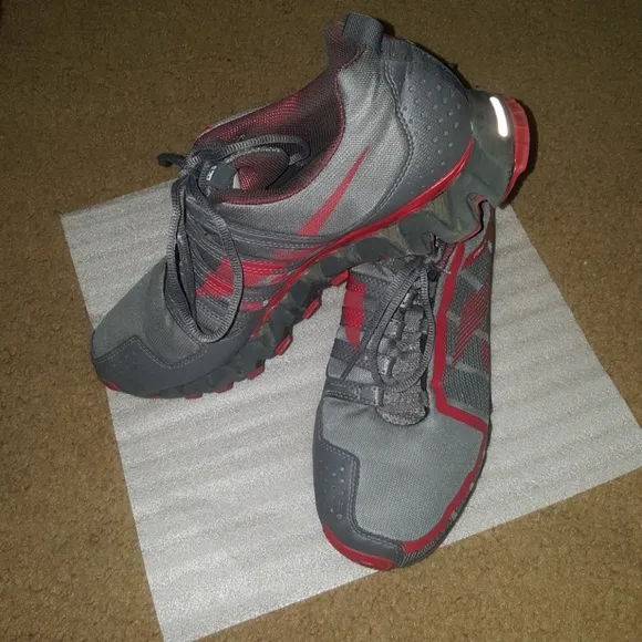 🚨 SUPER SALE Reebok  ZIGTECH SIZE 9