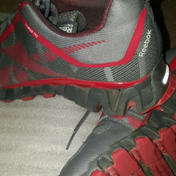 🚨 SUPER SALE Reebok  ZIGTECH SIZE 9