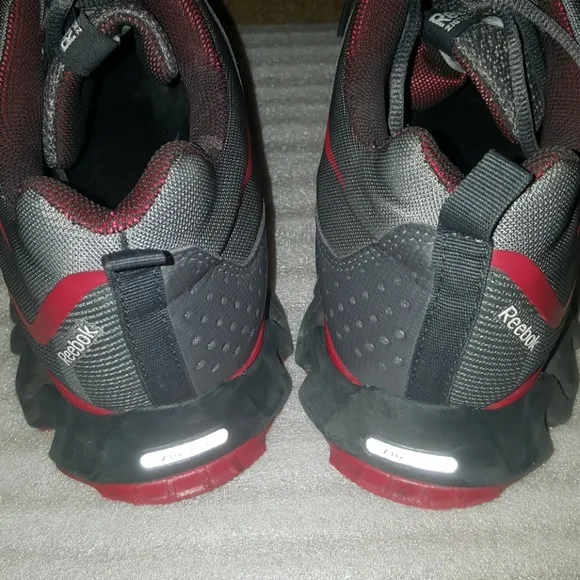 🚨 SUPER SALE Reebok  ZIGTECH SIZE 9