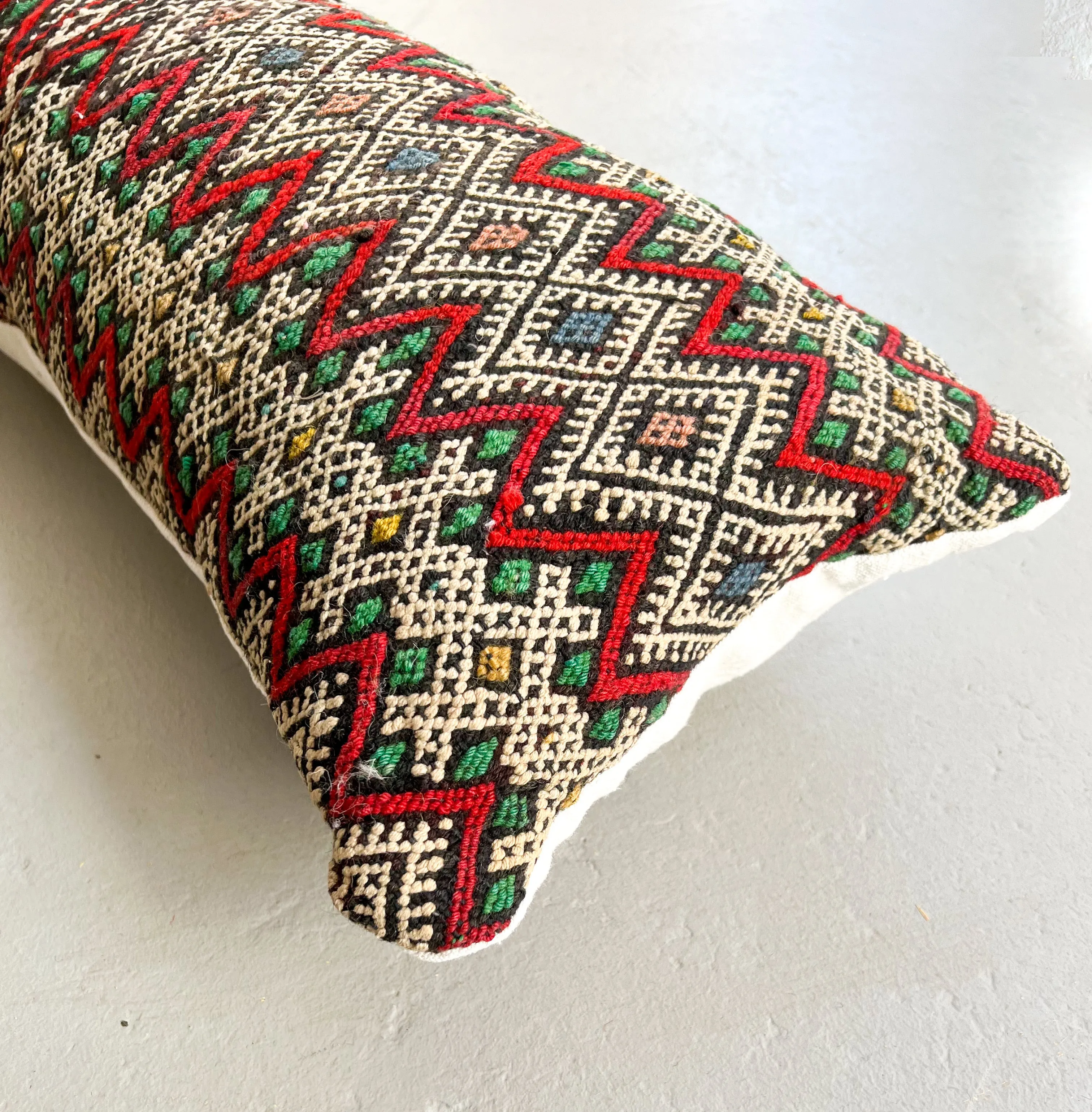 Ain Leuh Lumbar Pillow - Arrow
