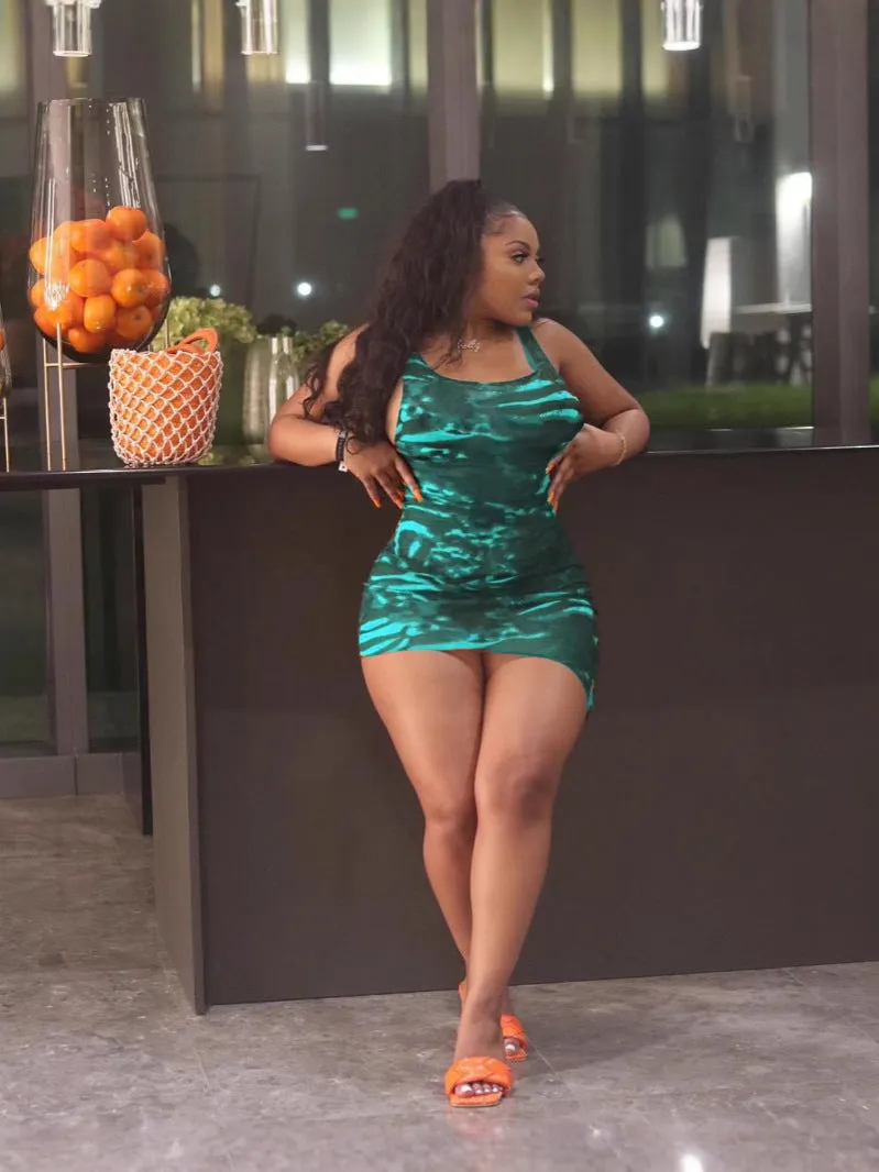Sleek Printed Sleeveless Bodycon Dress with Eye-Catching Design